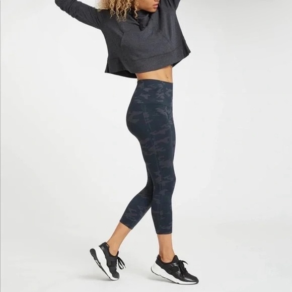 Spanx Look At Me Now Seamless Black Gray Camo Cropped Leggings Sz M 6 8 Hi Rise - Picture 1 of 9